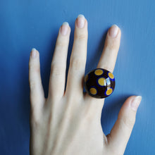 Carica l'immagine nel visualizzatore di Gallery, Anello in vetro a pois colorati