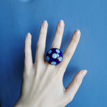 Carica l'immagine nel visualizzatore di Gallery, Anello in vetro a pois colorati
