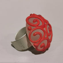 Carica l'immagine nel visualizzatore di Gallery, Anello in vetro con ricami