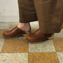 Carica l'immagine nel visualizzatore di Gallery, Zoccolo in pelle fatto a mano - Pezzi Unici