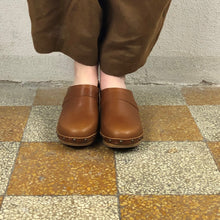 Carica l'immagine nel visualizzatore di Gallery, Zoccolo in pelle fatto a mano - Pezzi Unici