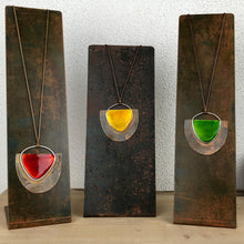 Carica l'immagine nel visualizzatore di Gallery, Collana lunga con pendente mezza luna in ottone smaltato
