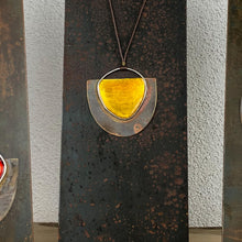 Carica l'immagine nel visualizzatore di Gallery, Collana lunga con pendente mezza luna in ottone smaltato