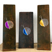 Carica l'immagine nel visualizzatore di Gallery, Collana lunga con pendente in ottone smaltato