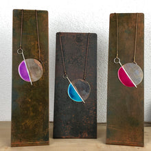 Carica l'immagine nel visualizzatore di Gallery, Collana lunga con pendente in ottone smaltato