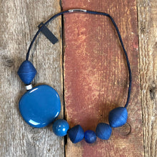 Carica l'immagine nel visualizzatore di Gallery, Girocollo Ecofriendly in carta, vetro di riciclo e resina.