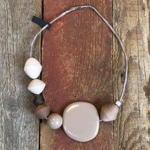 Carica l'immagine nel visualizzatore di Gallery, Girocollo Ecofriendly in carta, vetro di riciclo e resina.