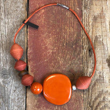 Carica l'immagine nel visualizzatore di Gallery, Girocollo Ecofriendly in carta, vetro di riciclo e resina.