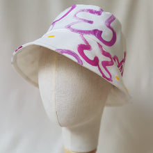 Carica l&#39;immagine nel visualizzatore di Gallery, Cappello in tessuto dipinto a mano modello a falda stretta,  - Pezzo unico

