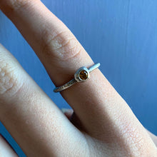 Carica l'immagine nel visualizzatore di Gallery, Anello in argento con pietra - Pezzo Unico