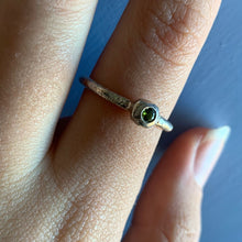 Carica l'immagine nel visualizzatore di Gallery, Anello in argento con pietra - Pezzo Unico