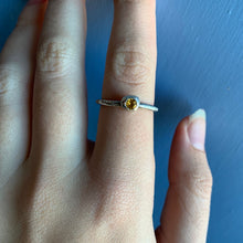 Carica l'immagine nel visualizzatore di Gallery, Anello in argento con pietra - Pezzo Unico