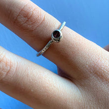 Carica l'immagine nel visualizzatore di Gallery, Anello in argento con pietra - Pezzo Unico