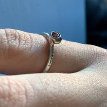 Carica l'immagine nel visualizzatore di Gallery, Anello in argento con pietra - Pezzo Unico