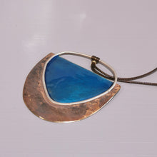 Carica l'immagine nel visualizzatore di Gallery, Collana lunga con pendente mezza luna in ottone smaltato