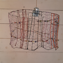 Carica l'immagine nel visualizzatore di Gallery, Lampada con con perline di vetro e fili di lana- Pezzo unico