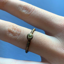 Carica l'immagine nel visualizzatore di Gallery, Anello in bronzo con pietra - Pezzo Unico