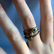 Carica l'immagine nel visualizzatore di Gallery, Anello in bronzo con pietra - Pezzo Unico
