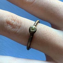 Carica l'immagine nel visualizzatore di Gallery, Anello in bronzo con pietra - Pezzo Unico