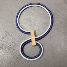 Carica l'immagine nel visualizzatore di Gallery, Collana girocollo (mobile) in cavo elettrico rivestito e legno