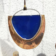 Carica l'immagine nel visualizzatore di Gallery, Collana lunga con pendente mezza luna in ottone smaltato