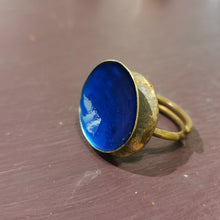 Carica l'immagine nel visualizzatore di Gallery, Anello in ottone smaltato a scodellina