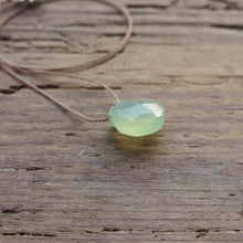 Carica l'immagine nel visualizzatore di Gallery, Collana in filo di seta con piccola pietra - Pezzi Unici
