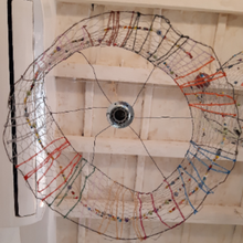 Carica l'immagine nel visualizzatore di Gallery, Lampada con con perline di vetro e fili di lana- Pezzo unico