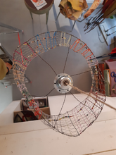 Carica l'immagine nel visualizzatore di Gallery, Lampada con con perline di vetro e fili di lana- Pezzo unico