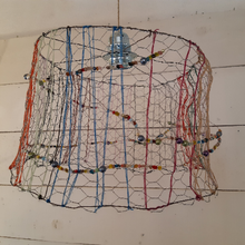 Carica l'immagine nel visualizzatore di Gallery, Lampada con con perline di vetro e fili di lana- Pezzo unico