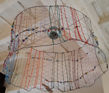 Carica l&#39;immagine nel visualizzatore di Gallery, Lampada con con perline di vetro e fili di lana- Pezzo unico
