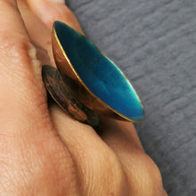Carica l'immagine nel visualizzatore di Gallery, Anello in ottone smaltato a scodella