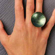 Carica l'immagine nel visualizzatore di Gallery, Anello in ottone smaltato a scodella