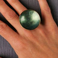 Carica l'immagine nel visualizzatore di Gallery, Anello in ottone smaltato a scodella