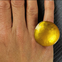 Carica l'immagine nel visualizzatore di Gallery, Anello in ottone smaltato a scodella