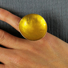 Carica l'immagine nel visualizzatore di Gallery, Anello in ottone smaltato a scodella