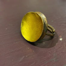 Carica l'immagine nel visualizzatore di Gallery, Anello in ottone smaltato a scodellina