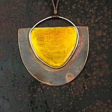 Carica l'immagine nel visualizzatore di Gallery, Collana lunga con pendente mezza luna in ottone smaltato
