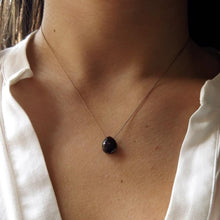 Carica l'immagine nel visualizzatore di Gallery, Collana in filo di seta con piccola pietra - Pezzi Unici