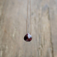 Carica l'immagine nel visualizzatore di Gallery, Collana in filo di seta con piccola pietra - Pezzi Unici