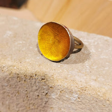 Carica l'immagine nel visualizzatore di Gallery, Anello in ottone smaltato a scodellina