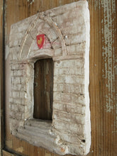 Carica l'immagine nel visualizzatore di Gallery, Bassorilievo in terracotta di porta/finestra da appendere - Pezzo Unico