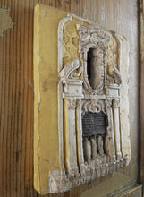 Carica l'immagine nel visualizzatore di Gallery, Bassorilievo in terracotta di porta/finestra da appendere - Pezzo Unico
