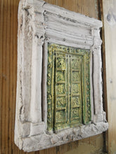 Carica l'immagine nel visualizzatore di Gallery, Bassorilievo in terracotta di porta/finestra da appendere - Pezzo Unico