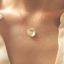 Carica l'immagine nel visualizzatore di Gallery, Collana in filo di seta con piccola pietra - Pezzi Unici