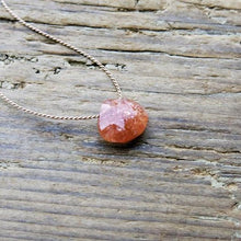 Carica l'immagine nel visualizzatore di Gallery, Collana in filo di seta con piccola pietra - Pezzi Unici
