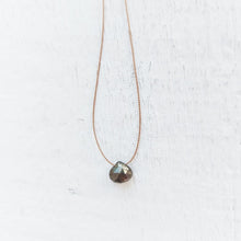Carica l'immagine nel visualizzatore di Gallery, Collana in filo di seta con piccola pietra - Pezzi Unici