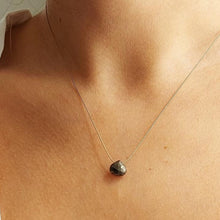 Carica l'immagine nel visualizzatore di Gallery, Collana in filo di seta con piccola pietra - Pezzi Unici