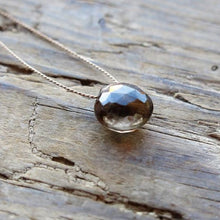 Carica l'immagine nel visualizzatore di Gallery, Collana in filo di seta con piccola pietra - Pezzi Unici
