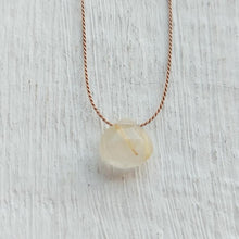 Carica l'immagine nel visualizzatore di Gallery, Collana in filo di seta con piccola pietra - Pezzi Unici